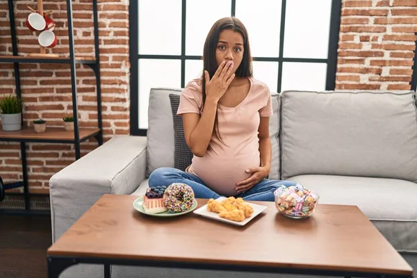 Νεαρή Έγκυος Γυναίκα Τρώει Γλυκά Στο Σπίτι Καλύπτοντας Στόμα Χέρι — Φωτογραφία Αρχείου