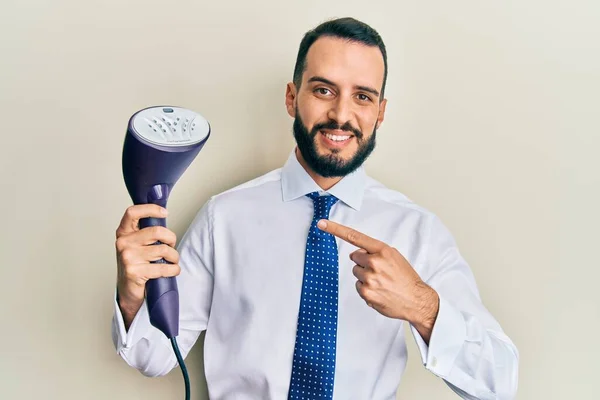 Jovem Homem Negócios Com Barba Segurando Ferro Vapor Elétrico Sorrindo — Fotografia de Stock