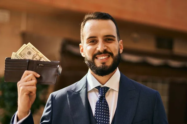Νεαρός Επιχειρηματίας Χαμογελώντας Χαρούμενος Κρατώντας Πορτοφόλι Δολάρια Ηπα Στην Πόλη — Φωτογραφία Αρχείου