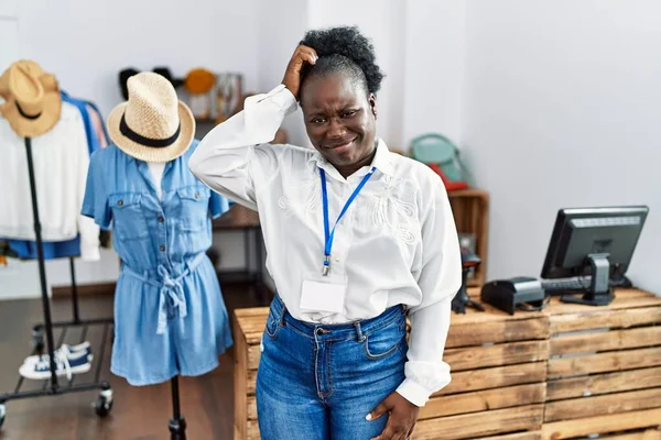Junge Afrikanerin Die Als Managerin Einer Einzelhandelsboutique Arbeitet Verwirrt Und — Stockfoto