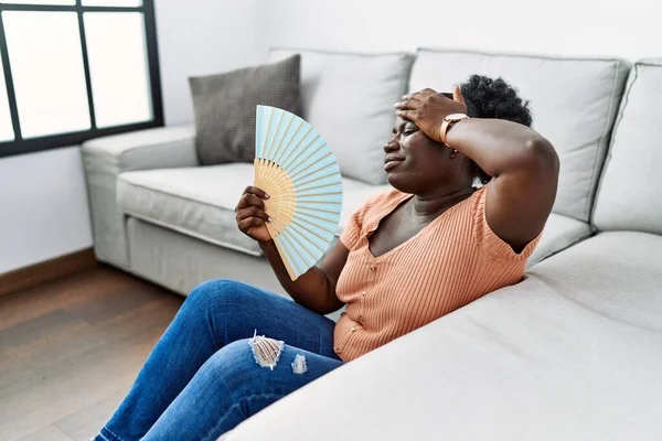 Mladá Africká Americká Žena Usin Ruční Ventilátor Sedí Podlaze Doma — Stock fotografie