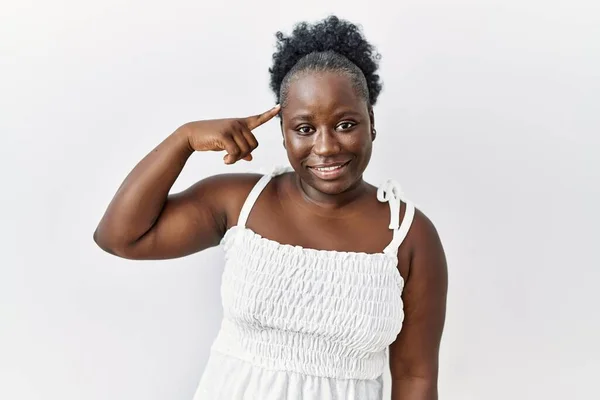 Jeune Femme Africaine Debout Sur Fond Blanc Isolé Souriant Pointant — Photo