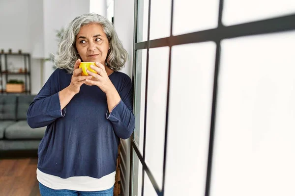 Orta Yaşlı Kır Saçlı Kahve Içen Bir Kadın — Stok fotoğraf