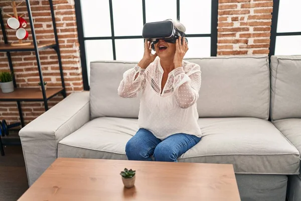 Mulher Meia Idade Jogando Videogame Usando Óculos Realidade Virtual Casa — Fotografia de Stock