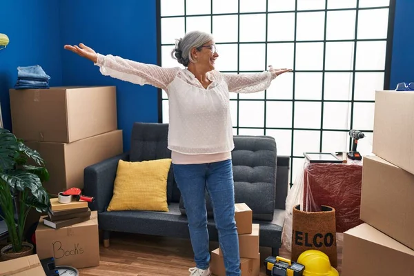 Middle Age Woman Smiling Confident Open Arms New Home — ストック写真