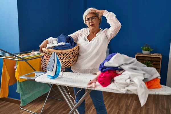 Orta Yaşlı Kadın Çamaşır Odasında Işleri Yaparken Strese Girdi — Stok fotoğraf