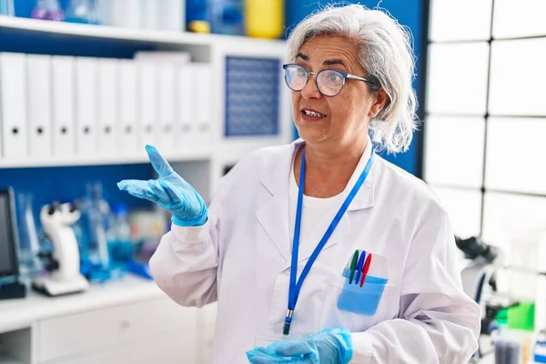 Žena Středního Věku Nosí Vědec Uniformu Mluvící Laboratoři — Stock fotografie