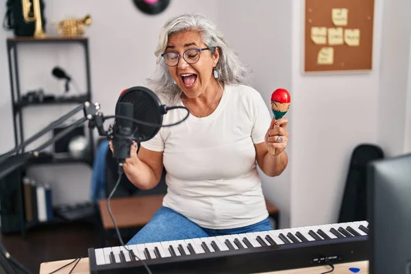 Mujer Mediana Edad Músico Cantando Canción Tocando Maracas Estudio Música —  Fotos de Stock