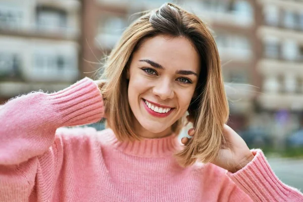 Jovem Caucasiana Sorrindo Feliz Cidade — Fotografia de Stock