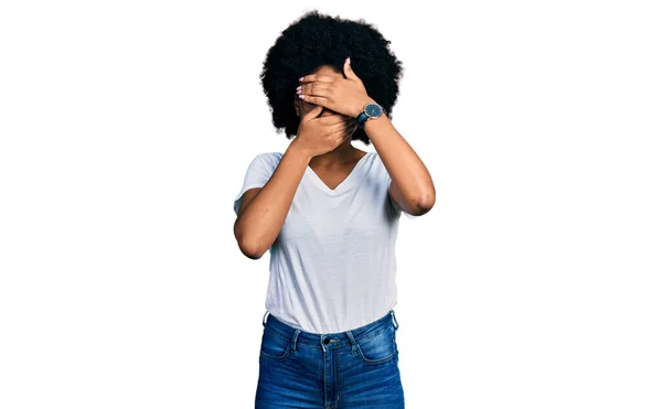 Mujer Afroamericana Joven Con Camiseta Blanca Casual Que Cubre Los — Foto de Stock