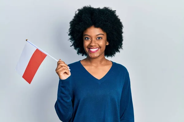 Jong Afrikaans Amerikaans Vrouw Met Poland Vlag Kijken Positief Gelukkig — Stockfoto
