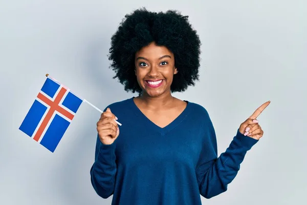 Jonge Afro Amerikaanse Vrouw Met Ijslandse Vlag Glimlachend Wijzend Met — Stockfoto