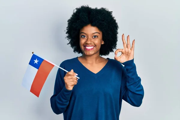 Jonge Afro Amerikaanse Vrouw Met Chili Vlag Doet Teken Met — Stockfoto