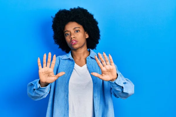 Jovem Afro Americana Vestindo Roupas Casuais Fazendo Moldura Usando Palmas — Fotografia de Stock