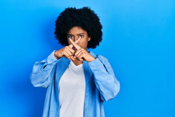Ung Afrikansk Amerikansk Kvinna Bär Casual Kläder Avvisande Uttryck Korsning — Stockfoto