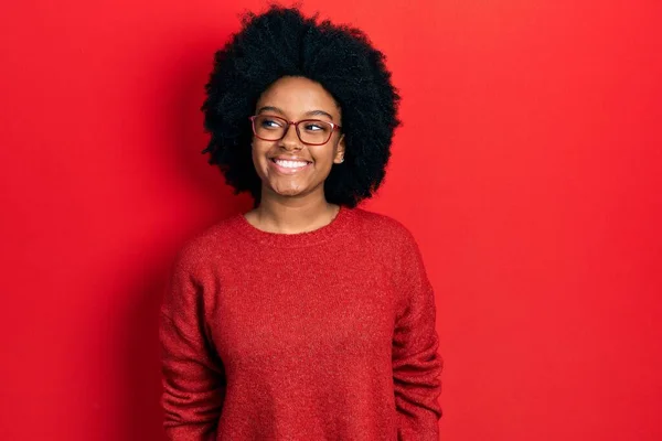 Junge Afrikanisch Amerikanische Frau Trägt Lässige Kleidung Und Brille Die — Stockfoto