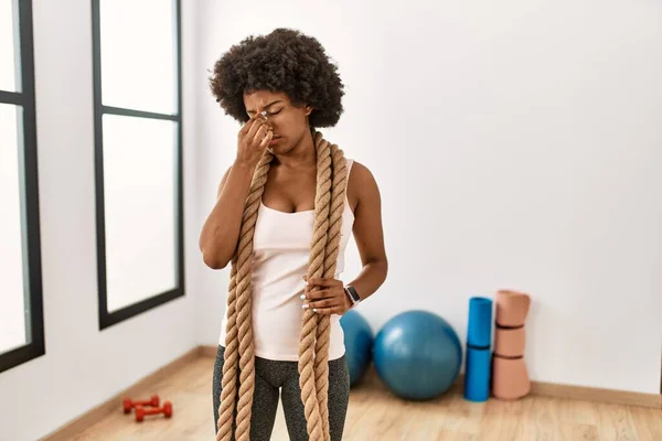 Young African American Woman Afro Hair Gym Training Battle Ropes — Stock Photo, Image