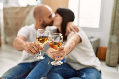Genç İspanyol çift yeni evinde şampanya içip öpüşüyorlar..