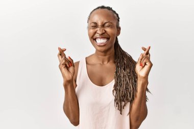 Arka planda örülmüş örgü örgülü siyah bir kadın umut ve gözlerin kapalı bir şekilde gülümseyerek işaret ediyor. Şans ve batıl inançlar. 