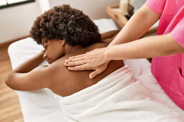 Young African American Woman Having Back Massage Beauty Center — стоковое фото