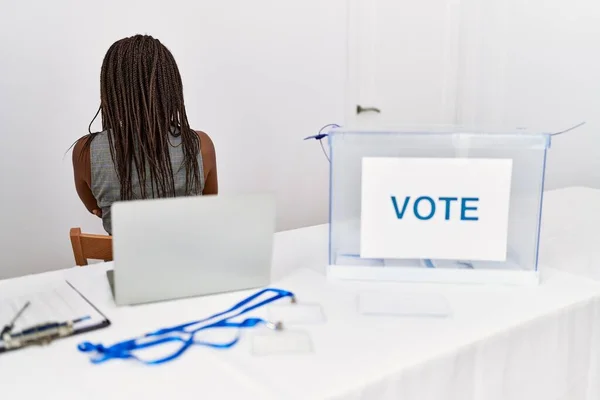 Mujer Afroamericana Joven Que Trabaja Las Elecciones Políticas Sentada Por —  Fotos de Stock