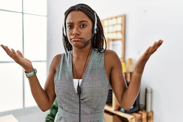 Die Junge Afroamerikanerin Die Büro Arbeitet Trägt Ein Headset Mit — Stockfoto