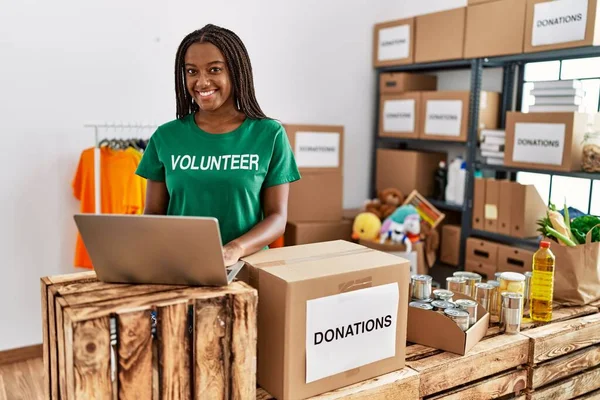 Mujer Afroamericana Joven Con Uniforme Voluntario Que Trabaja Centro Caridad —  Fotos de Stock