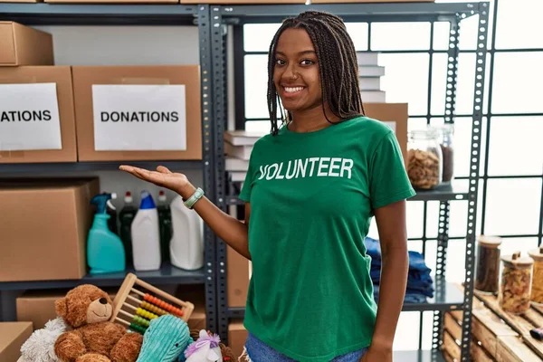 Young African American Woman Working Wearing Volunteer Shirt Donations Stand — Stock Photo, Image