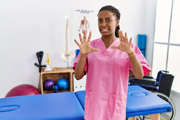 Junge Afrikanisch Amerikanische Frau Arbeitet Schmerzklinik Angst Und Angst Mit — Stockfoto