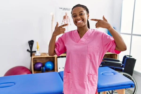 Junge Afrikanisch Amerikanische Frau Die Der Schmerzklinik Arbeitet Lächelt Fröhlich — Stockfoto