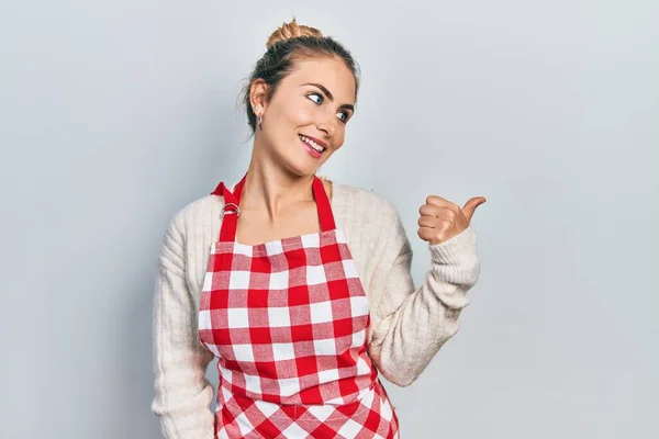 Mooie Blanke Vrouw Met Blond Haar Draagt Schort Glimlachend Met — Stockfoto