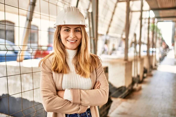 Young Blonde Woman Smiling Confident Wearing Hardhat Street — Stockfoto