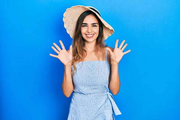 Junges Hispanisches Mädchen Mit Sommermütze Zeigt Mit Finger Nummer Zehn — Stockfoto