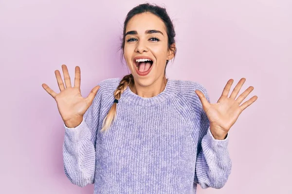 Genç İspanyol kız gündelik giysiler giyip çılgınlığı kutluyor ve başarıya hayret ediyor kolları açık ve gözleri açık heyecanla haykırıyor. Kazanan konsept 