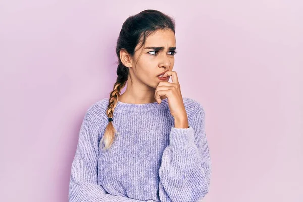 Günlük Kıyafetler Giyen Genç Spanyol Kız Gergin Gergin Görünüyor Ağzı — Stok fotoğraf
