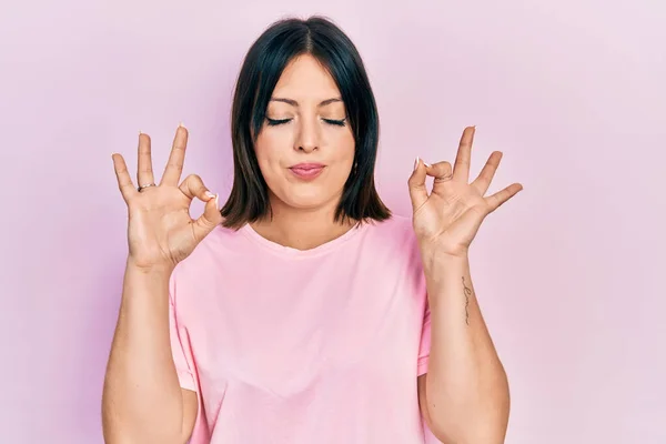 Mujer Hispana Joven Vistiendo Casual Camiseta Rosa Relajarse Sonreír Con — Foto de Stock