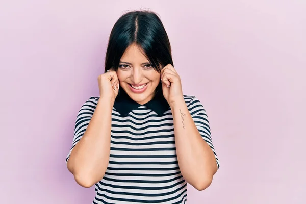 Ung Latinamerikansk Kvinna Klädd Avslappnade Kläder Som Täcker Öronen Med — Stockfoto