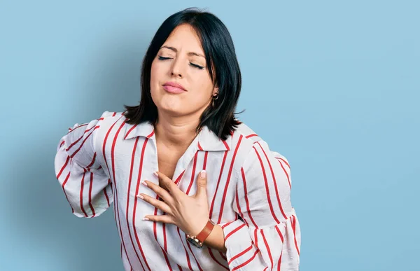 Ung Latinamerikansk Flicka Klädd Avslappnade Kläder Som Lider Ryggvärk Beröring — Stockfoto