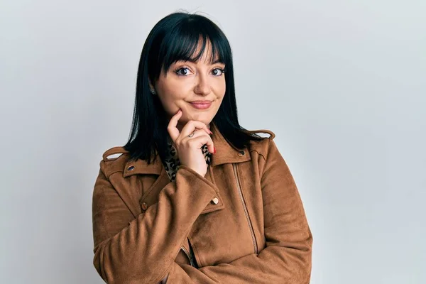 Mujer Hispana Joven Con Chaqueta Cuero Casual Sonriente Mirando Con — Foto de Stock