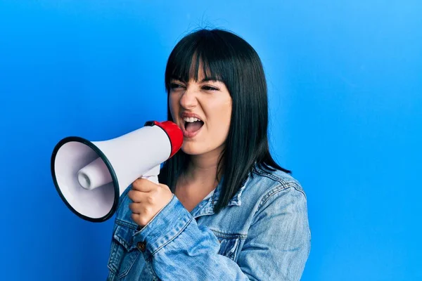Genç Iri Yarı Bir Kadın Megafonla Bağırıyor — Stok fotoğraf