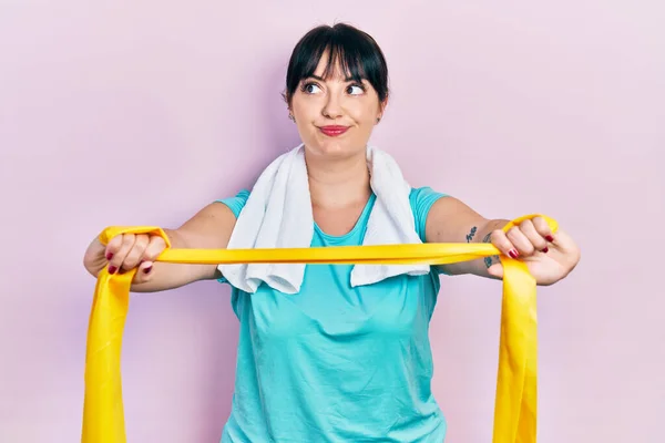 Mujer Hispana Joven Usando Ropa Deportiva Brazalete Sonriendo Mirando Hacia —  Fotos de Stock