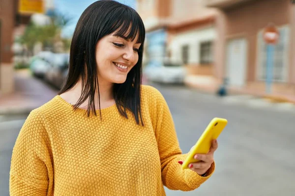 Jong Brunette Vrouw Glimlachen Gelukkig Met Behulp Van Smartphone Stad — Stockfoto