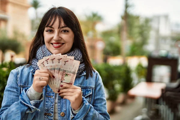 Joven Morena Sosteniendo Billetes Arabia Saudí Riyal Ciudad —  Fotos de Stock