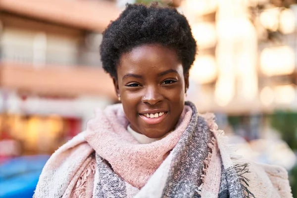 Africano Americano Mulher Sorrindo Confiante Rua — Fotografia de Stock