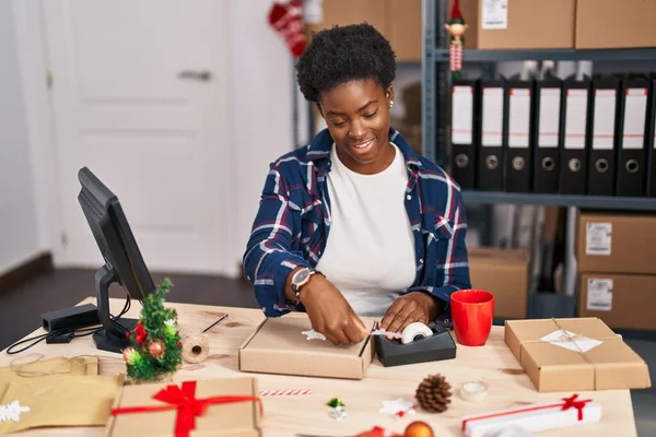 アフリカ系アメリカ人の女性電子商取引労働者がオフィスで贈り物を準備 — ストック写真
