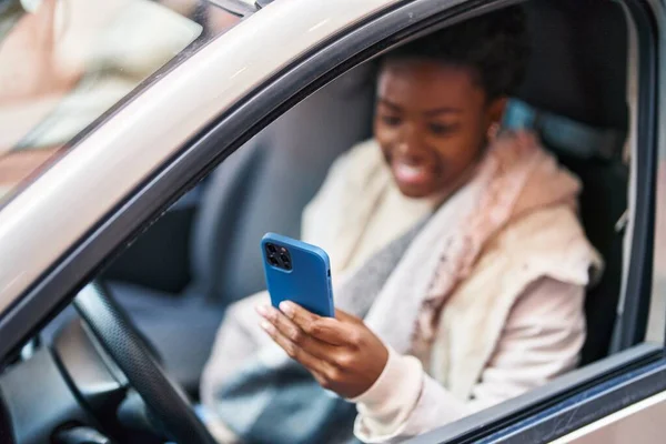 African American Woman Using Smartphone Sitting Car Street — Foto Stock