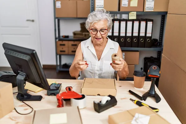 Senior Mujer Pelo Gris Trabajador Negocios Preparando Orden Paquete Oficina — Foto de Stock