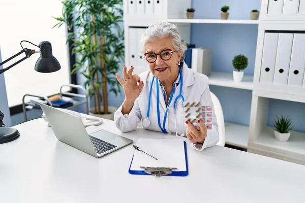 Senior Woman Grey Hair Wearing Doctor Uniform Holding Prescription Pills — Stock Photo, Image