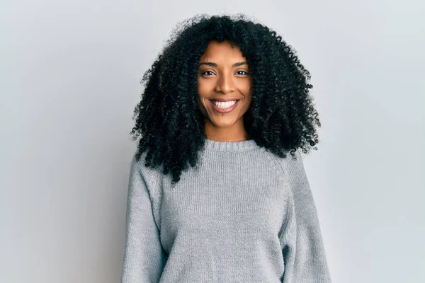 Afroamerykanka Afro Włosy Noszące Luźny Zimowy Sweter Szczęśliwym Chłodnym Uśmiechem — Zdjęcie stockowe