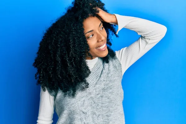 Afrikaans Amerikaanse Vrouw Met Afro Haar Dragen Casual Winter Trui — Stockfoto